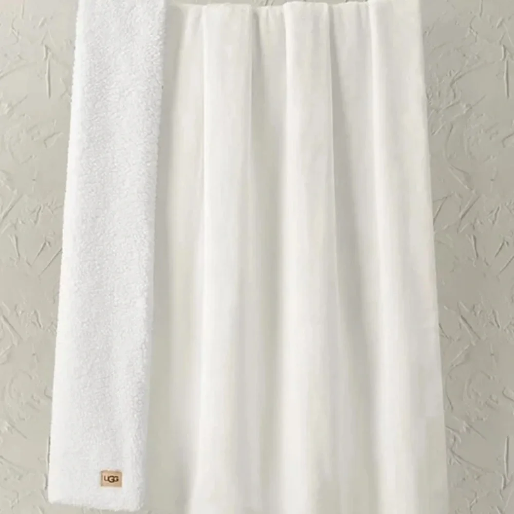 UGG Avery Reversible Sherpa Throw 50” x 70” Color Snow NEW!